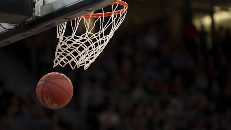 篮球NBA比赛场景，球员飞跃扣篮的激动时刻